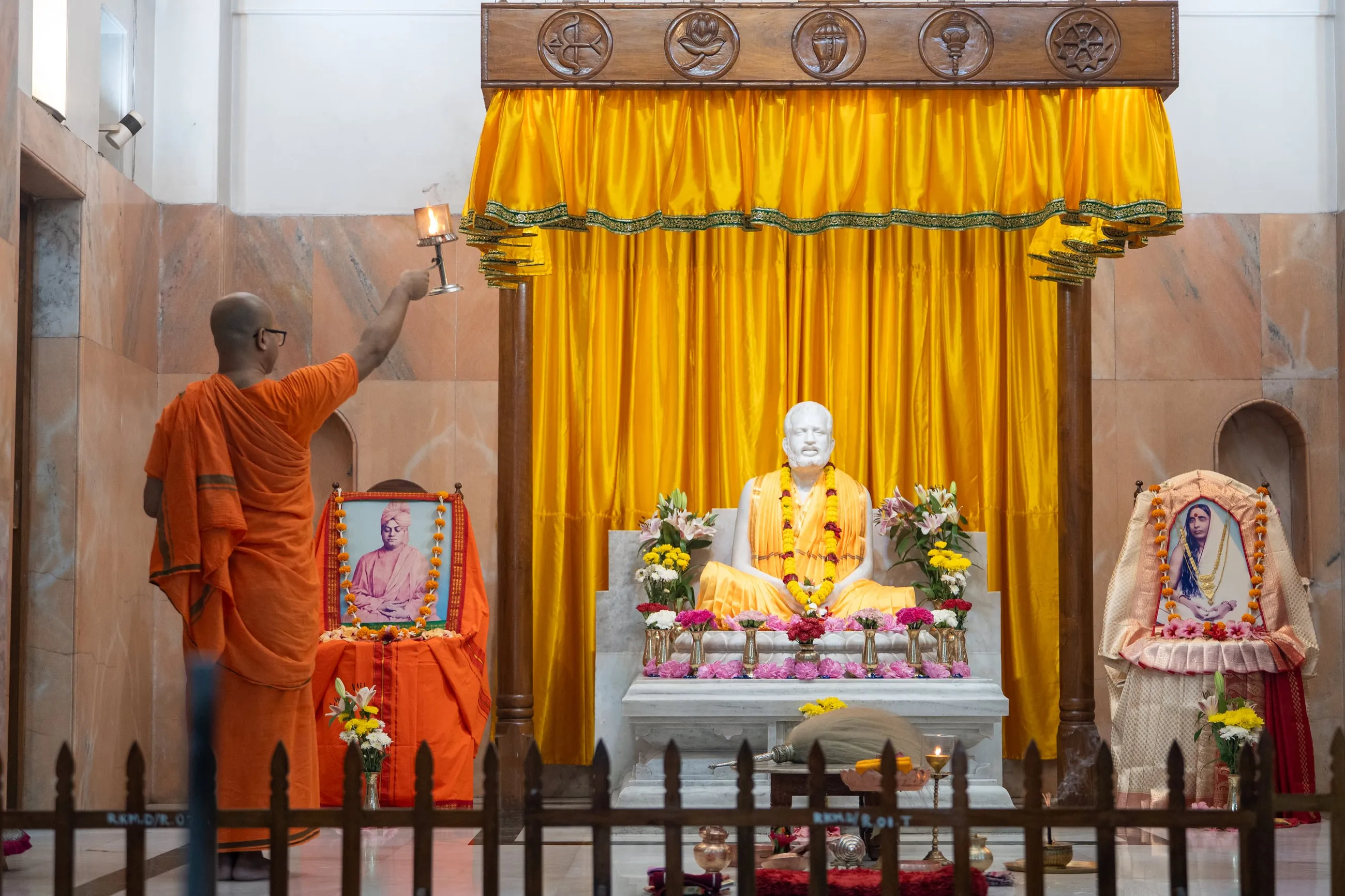 The evening arati before the Holy Trio in the shrine