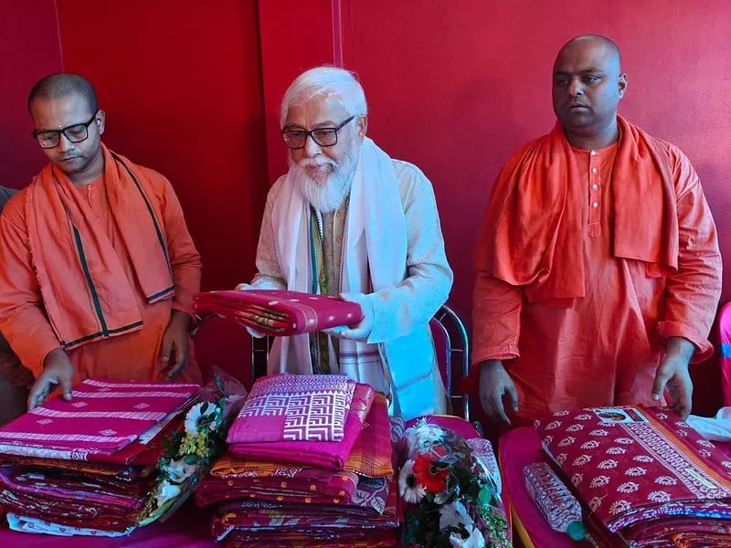 Saris being handed over at a distribution